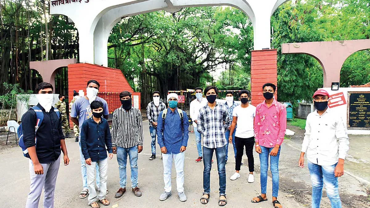 Students standing outside the main gate of Savitribai Phule Pune University